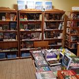 Vår bokhandel har ett brett sortiment som vi gradvis förnyar och växlar med årstider och behov. 