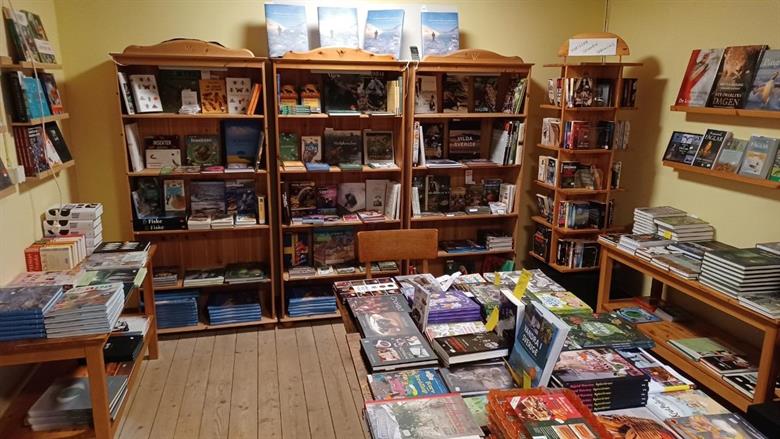 Vår bokhandel har ett brett sortiment som vi gradvis förnyar och växlar med årstider och behov. 