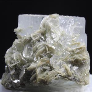RÅ Akvamarin kristall med muskovit glimmer 