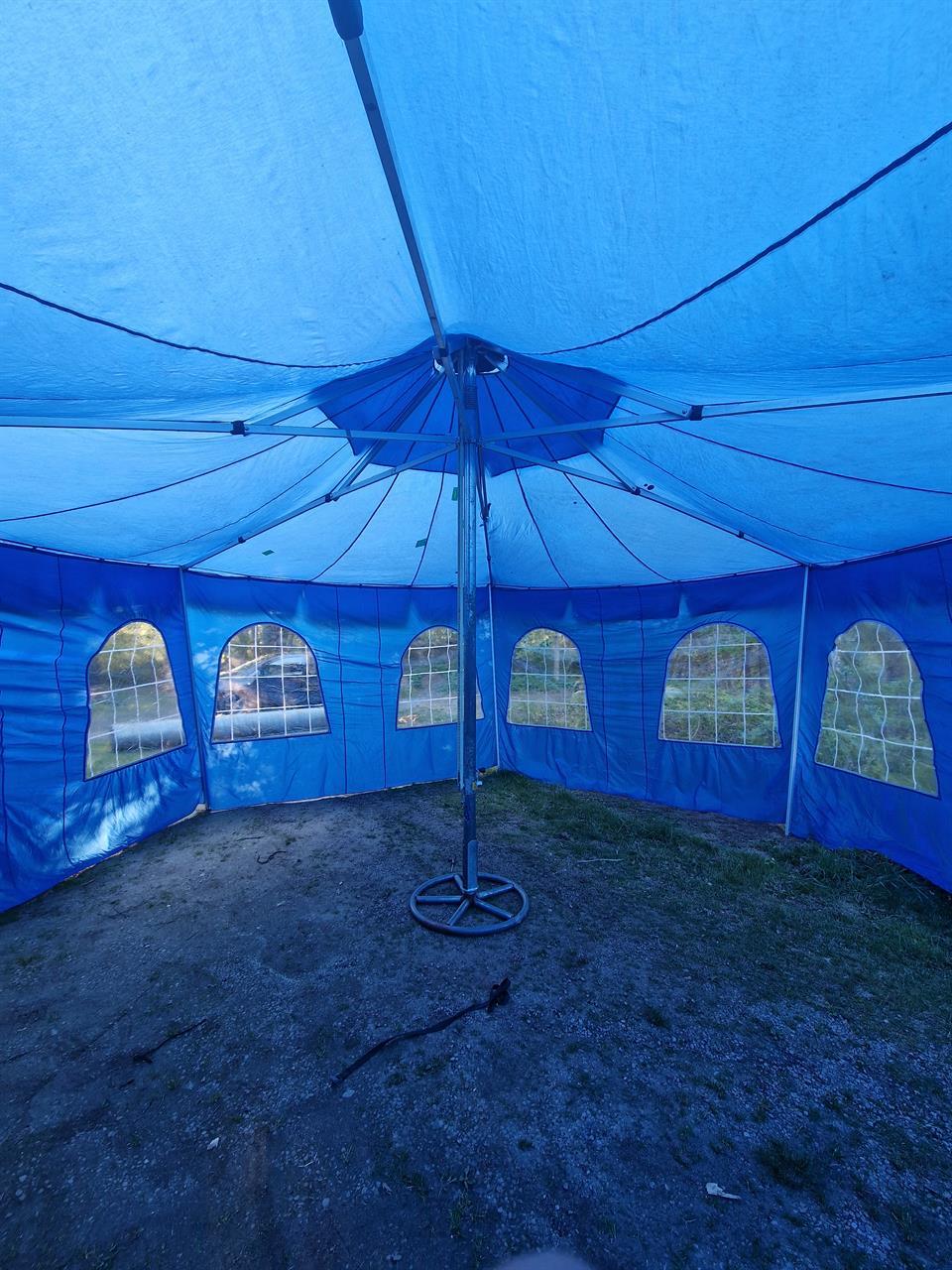 Inuti en Queen tält med blå väggar