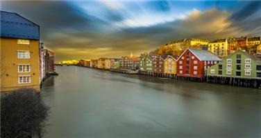 Aziz Nasuti-Dramatic sky over Trondheim 