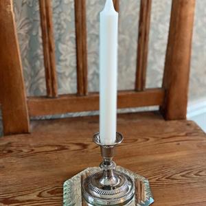 Ljusstake på glasfat