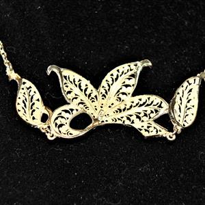 Silverhalsband med filigranarbete