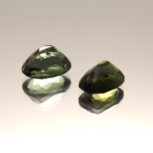 1 par ovala olivgröna Turmaliner