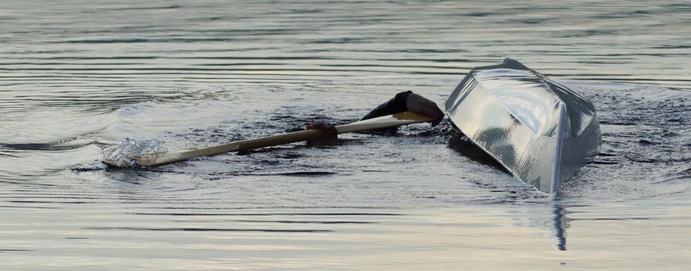 Move the paddle so it is 90° to the kayak.