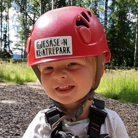 I barneløypa vår kan de minste boltre seg. Denne løypa passer fra ca. 3 år. Deler av løypen går over en liten dam, og barna kan more seg i elementene. Det mest populære er kanskje barnas zipline, derfor har vi to slike i barneløypen for å minimere kø ;)