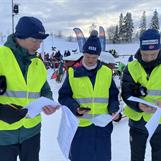 Justering av startlistene på skytebanen rett før start. Martin, Kjersti og Håvard 