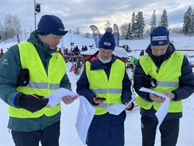 Justering av startlistene på skytebanen rett før start. Martin, Kjersti og Håvard 