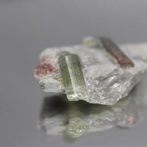 Flerfärgad Turmalin vid Matrix - 3.04 gram