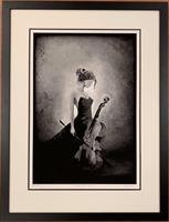 Åse Juul - Lady with cello BW