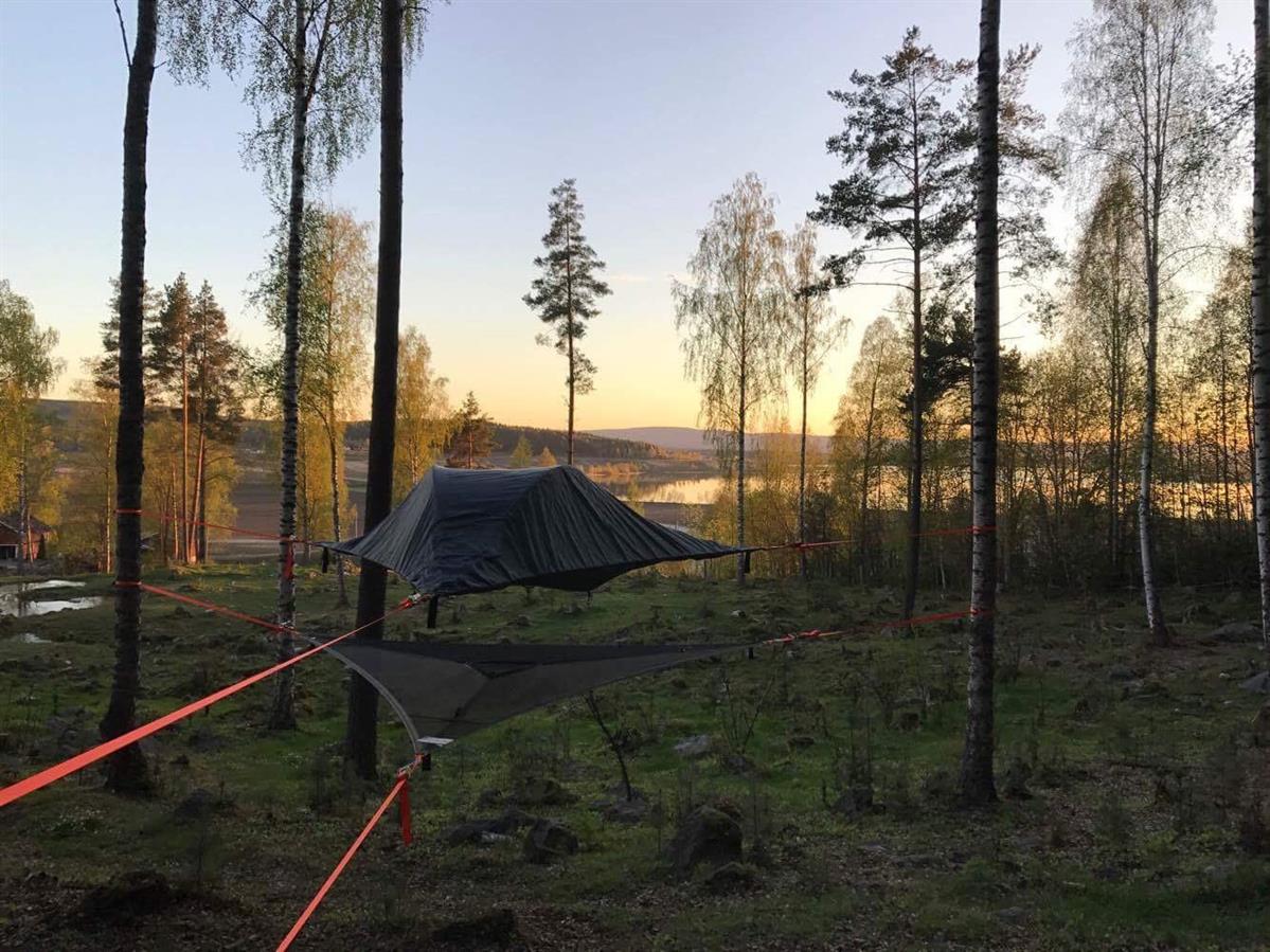 Solnedgangen over sjøen kan nytes fra tretelt