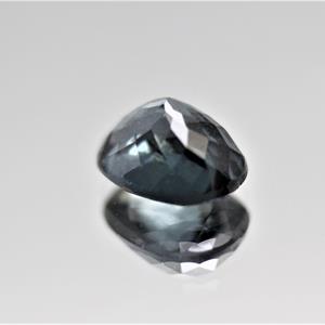Grå-blå oval Spinell
