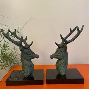 Bokstöd hjortar
