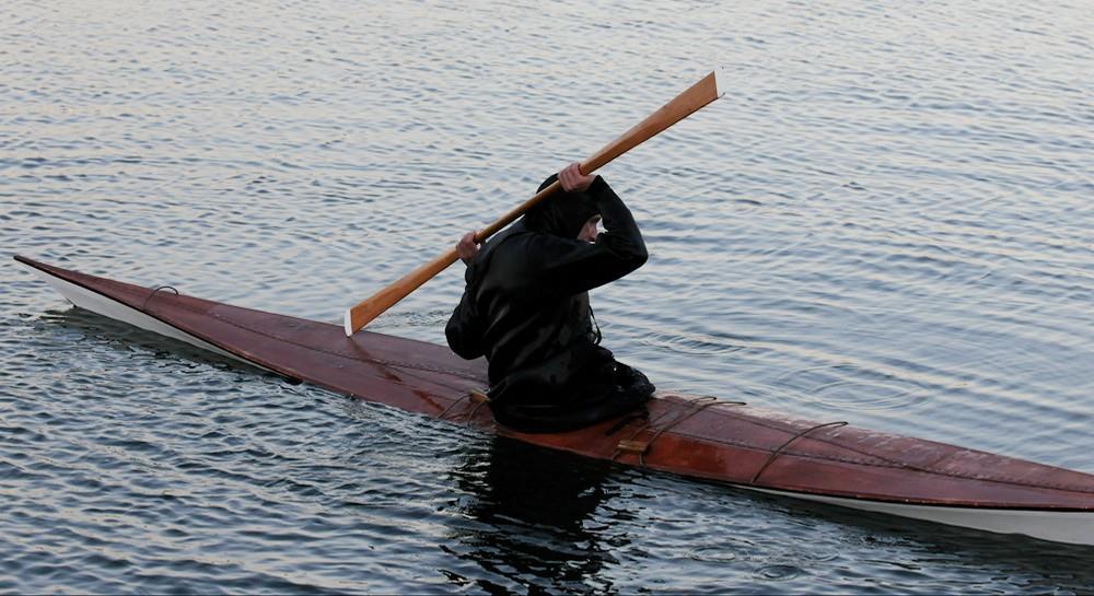 Starting position for the innaqatsineq. Note symmetrical paddle