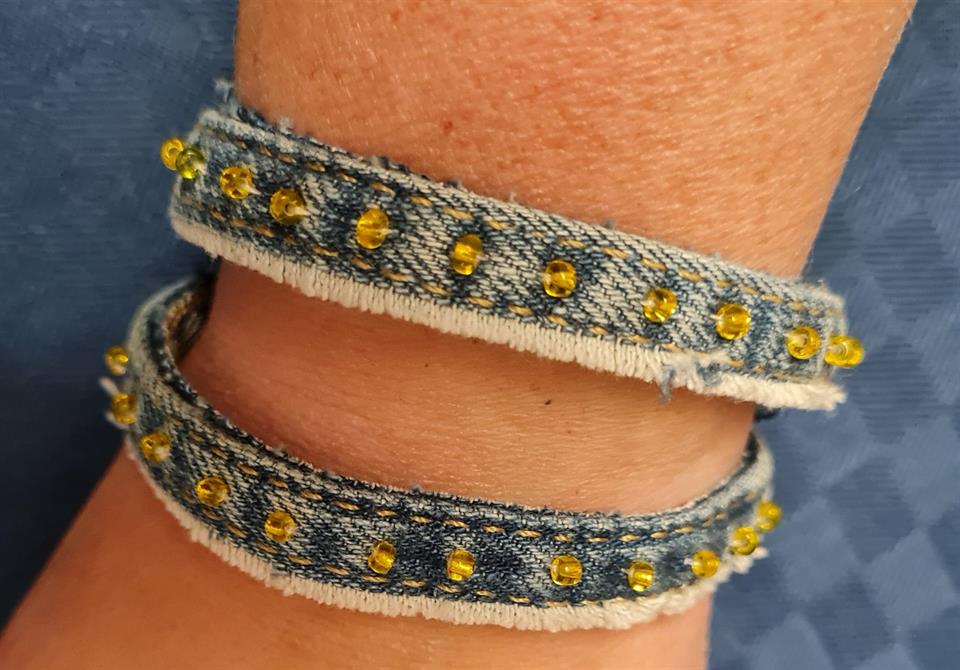 Armband av återbrukad jeanssöm