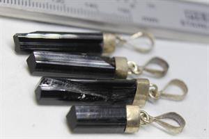 Hänge med naturlig svart Turmalin "Schörl" i Sterling Silver .