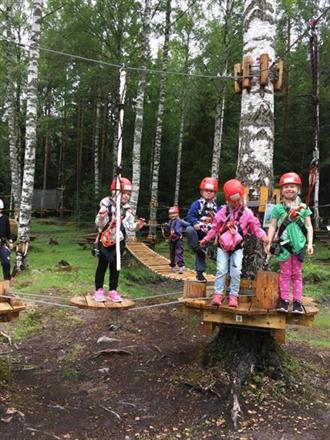 I barneløypa vår kan de minste boltre seg. Denne løypa passer fra ca. 3 år. Deler av løypen går over en liten dam, og barna kan more seg i elementene. Det mest populære er kanskje barnas zipline, derfor har vi to slike i barneløypen for å minimere kø ;)