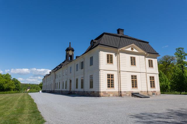 Vid Svartsjö slott hittar du vår butik "Historiska Bokhandeln"