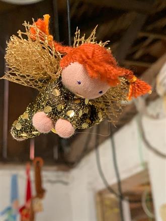 Liten skyddsängel med röda flätor - 100 kr - klicka för att beställa!