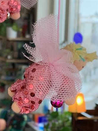 Liten glittrig rosa skyddsängel med blonda flätor - 100 Kr, klicka för köp!