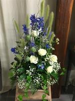 Stående dekoration med vita och blåa blommor