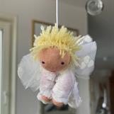 Liten vit skyddsängel med kort blont hår