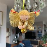 Liten gyllene skyddsängel med blonda flätor