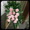Begravningsbukett med rosa rosor och grönt 