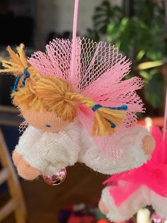 SÅLD! Liten vit skyddsängel med blonda melerade flätor - 100 Kr, Klicka för att beställa