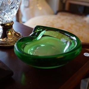 Skål i grönt glas