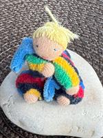 Miniwaldorf  på sten i randig velour o blond tofs