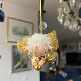 Liten gyllene skyddsängel med kort blont hår