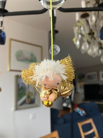 Liten gyllene skyddsängel med kort blont hår