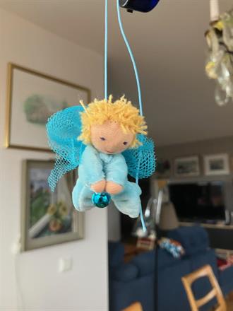 Liten turkos skyddsängel med kort blont hår