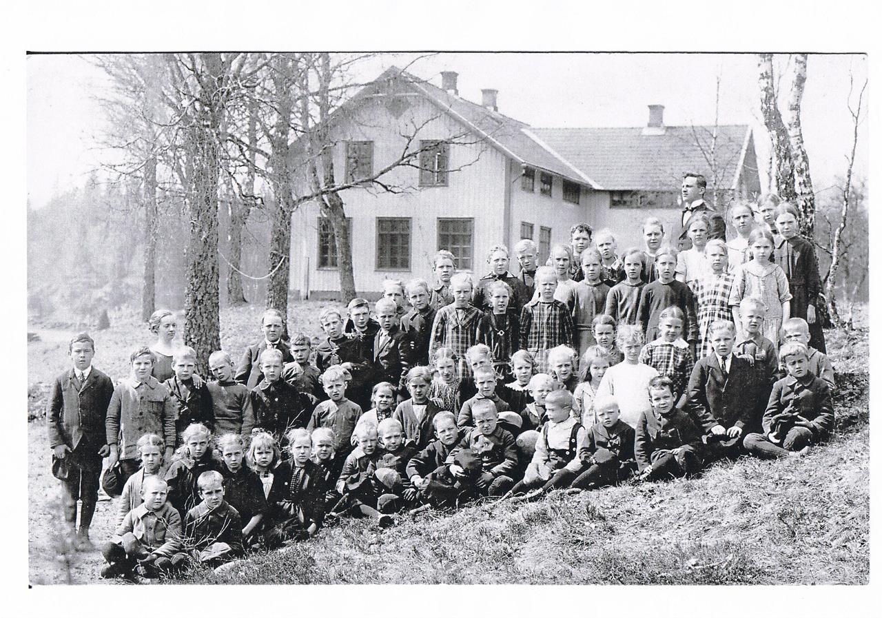 Barn och lärare på Hulud Skola. Bild tagen mellan 1921 och 1924