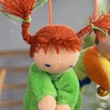 Den grön flygande dockan med riktigt  röda pippi-flätor,