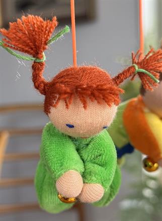 Den grön flygande dockan med riktigt  röda pippi-flätor,