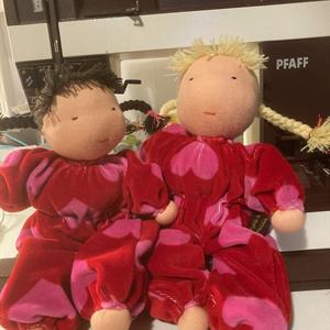 Mellanbarn i röd velour med rosa hjärtan och mörkbruna flätor 