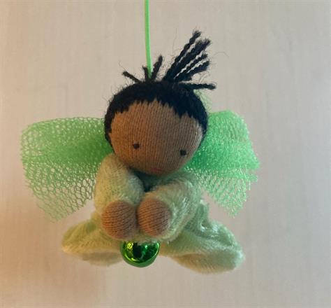 Liten grön skyddsängel med svart tofs och mörk hy  - 100 Kr, klicka för att se mer!
