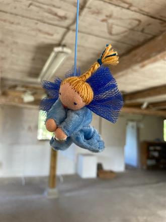 Liten ljusblå skyddsängel med blond melerad fläta.  Klicka för att se mer eller beställa!