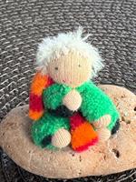 Miniwaldorf  på sten i ljusgrön velour med kort vitt hår