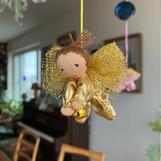 Liten gyllene skyddsängel med ljusbrun tofs