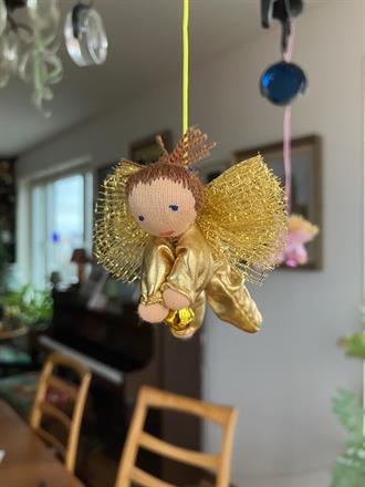 Liten gyllene skyddsängel med ljusbrun tofs