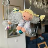 Liten silvrig skyddsängel med blonda flätor