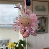 Liten ljusrosa skyddsängel med vit fläta