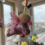 Liten ljusrosa skyddsängel med blond fläta