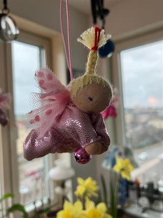 Liten ljusrosa skyddsängel med blond fläta