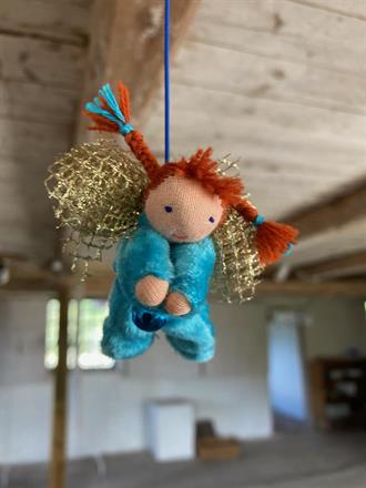 Liten turkos skyddsängel med röda flätor.  Klicka för att se mer eller beställa!