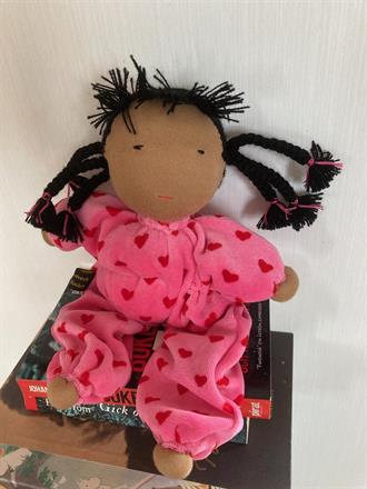 såld! Stor kramdocka i rosa velour med svarta rastaflätor o mörk hy - Klicka för att se mer eller beställa!