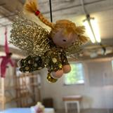 Liten skyddsängel i guld med blonda melerade flätor - 100 Kr , klicka för beställning!